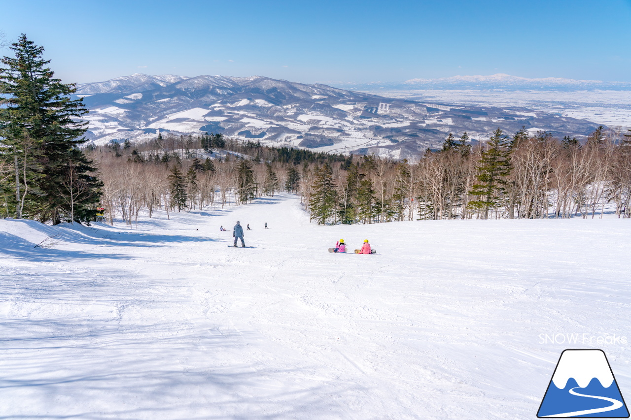 カムイスキーリンクス｜山頂から山麓までゲレンデには積雪たっぷり＆最新の自動券売機導入でチケット購入時の待ち時間も短縮。最高に気持ちの良い春スキーを楽しみましょう(^_-)-☆